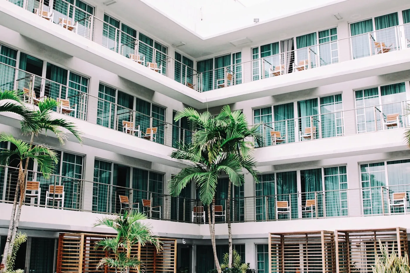 Lobby de hotel modern   exemplu de unitate HoReCa digitalizată